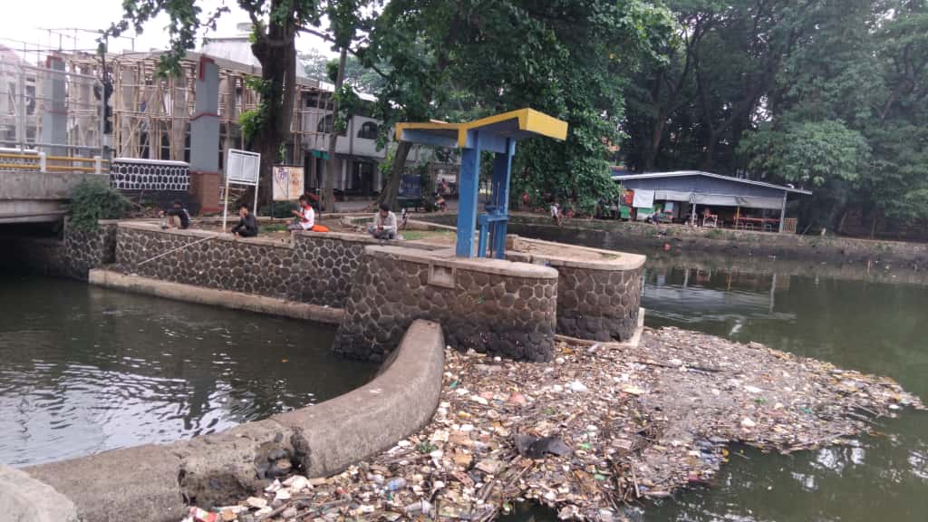 Penampakan tumpukan sampah di Situ Cikaret, Kecamatan Cibinong, Kabupaten Bogor, Kamis 25 September 2025.