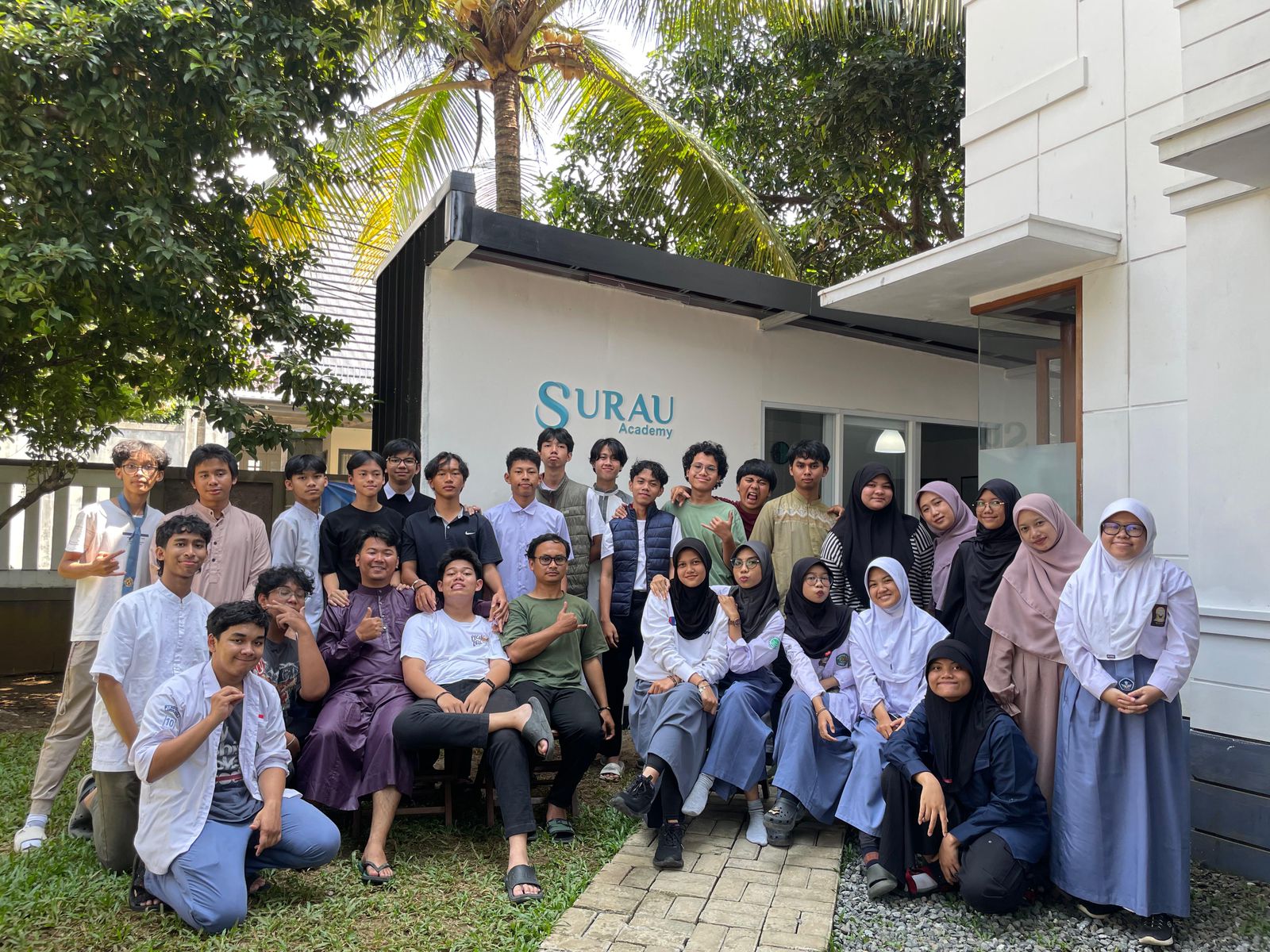 Guru dan siswa Surau Academy di Kecamatan Bogor Tengah, Kota Bogor.