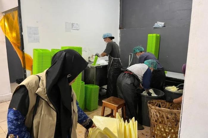 TELITI: para pekerja di dapur MBG sedang melakukan produksi.