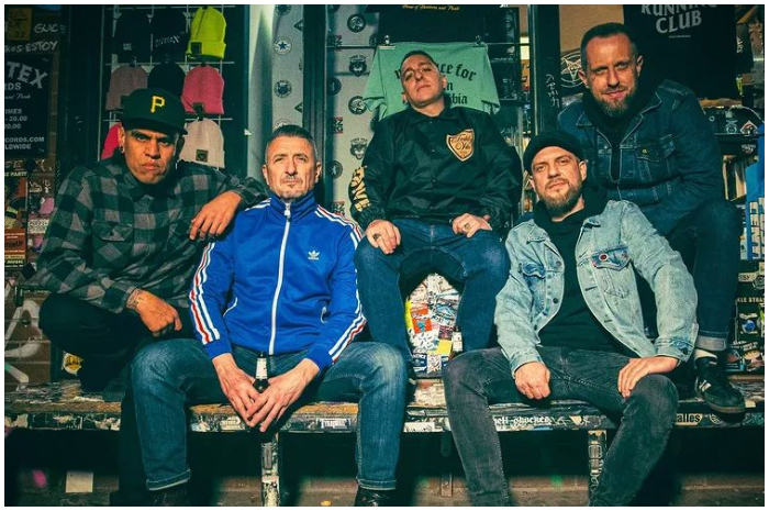 Foto para personil band Booze and Glory saat melaksanakan tour di Berlin.