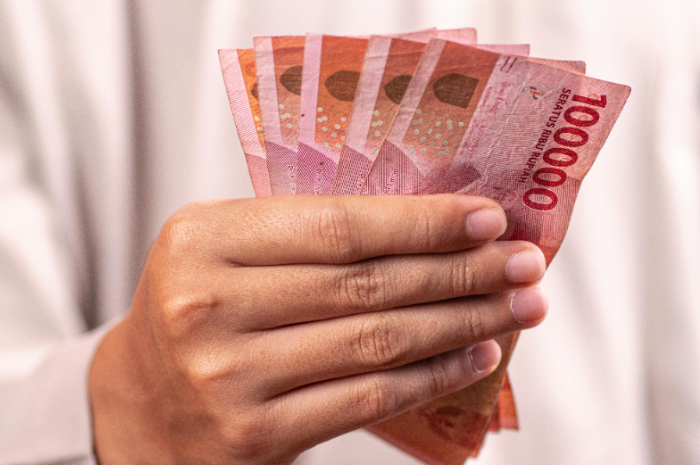 Ilustrasi: Uang rupiah bantuan sosial (bansos) dari pemerintah.