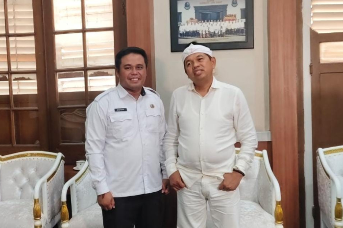 Kepala Desa Sukawangi, Budiyantio bersama Gubernur Jawa Barat, Dedi Mulyadi di Bale Pakuan Pajajaran, Kota Bogor, Rabu, 24 September 2025.