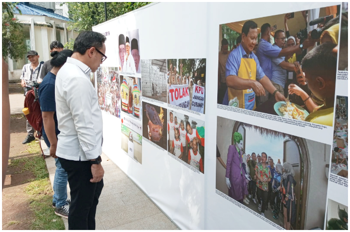Wakil Menteri Dalam Negeri, Bima Arya, melihat Pameran Foto Satu Dekade Pewarta Foto Indonesia (PFI).