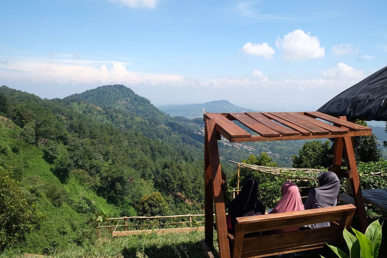 Keindahan panorama di Puncak Bukit Paniisan, Sentul, Kabupaten Bogor.