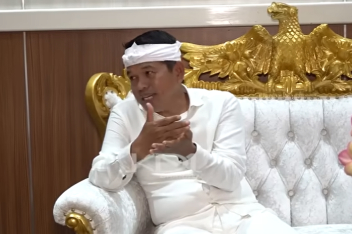Gubernur Jawa Barat Dedi Mulyadi ingin jagung dan kacang panjang sebagai dekorasi, bukan bunga anggrek ataupun melati.&nbsp;