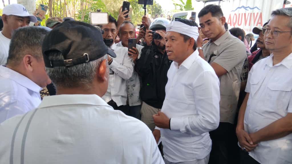 Gubernur Jawa Barat, Dedi Mulyadi, turun langsung ke wilayah Sukamakmur untuk meninjau tanah sengketa, Jum