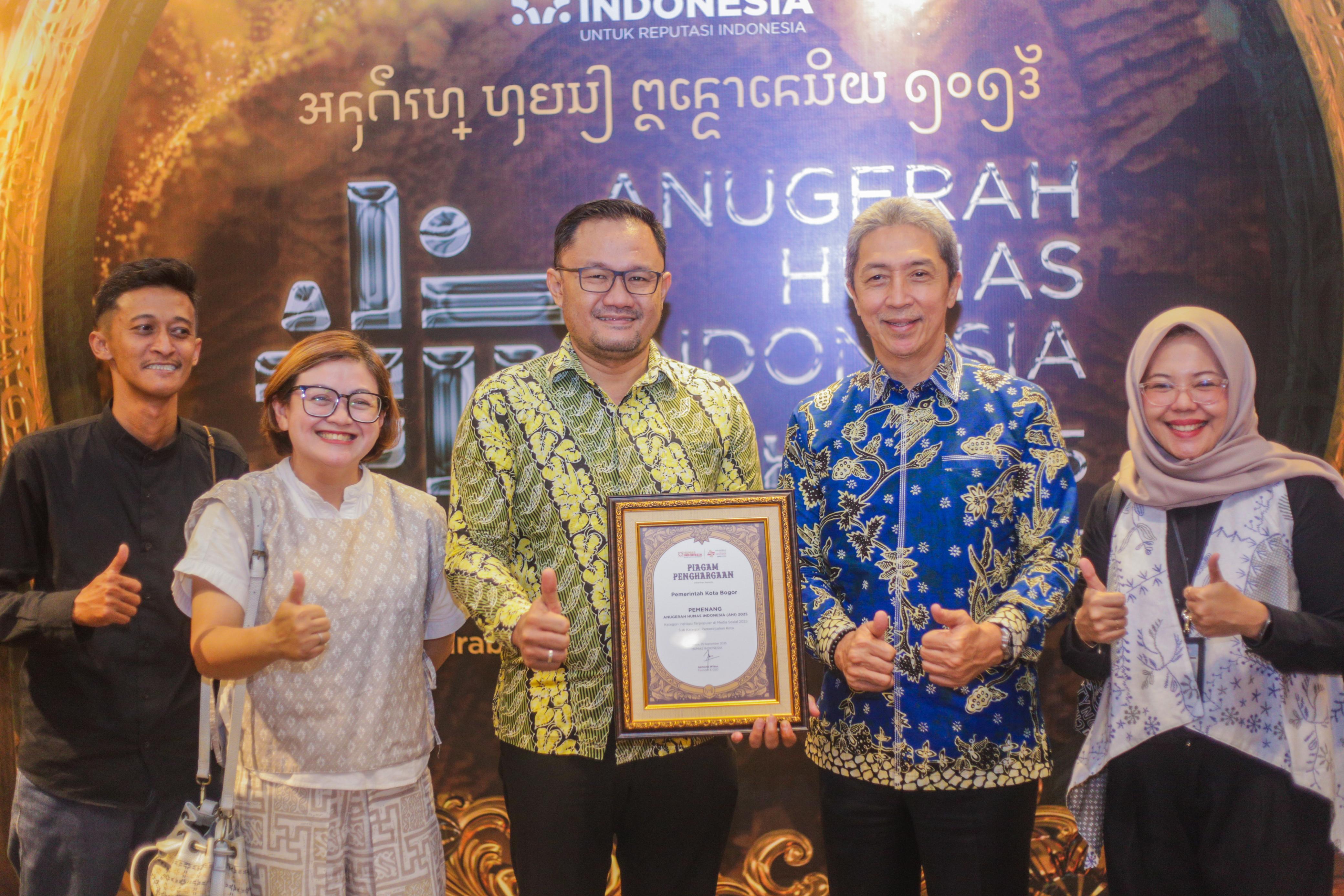 Seremoni malam puncak Anugerah Humas Indonesia (AHI) 2025 di Surabaya.