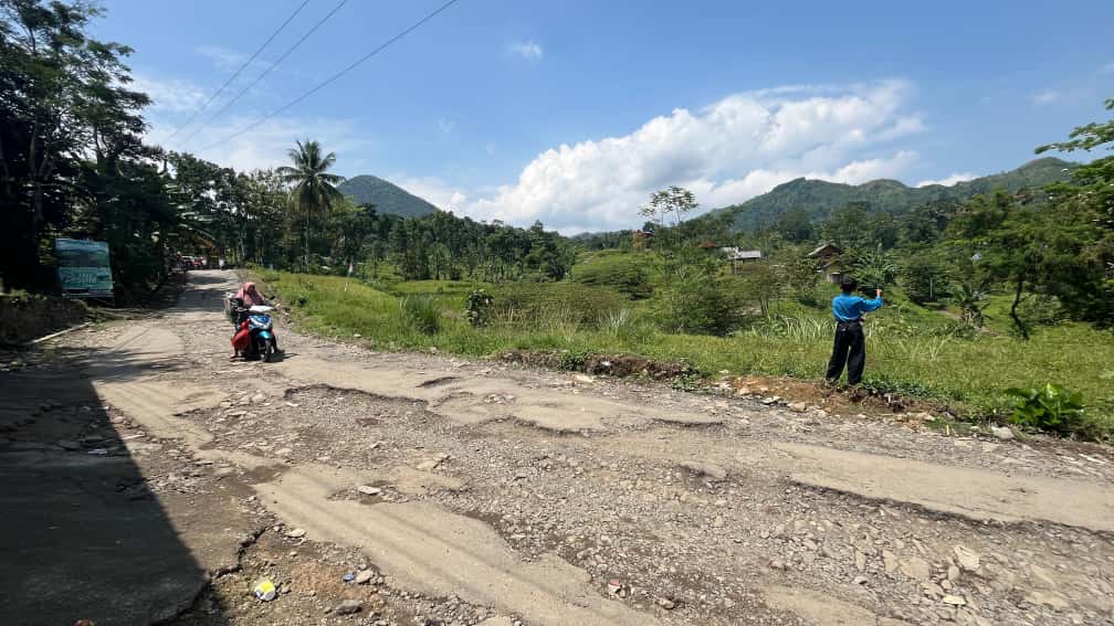 Kondisi Jalan Cibadak, Kecamatan Sukamakmur yang rusak parah.