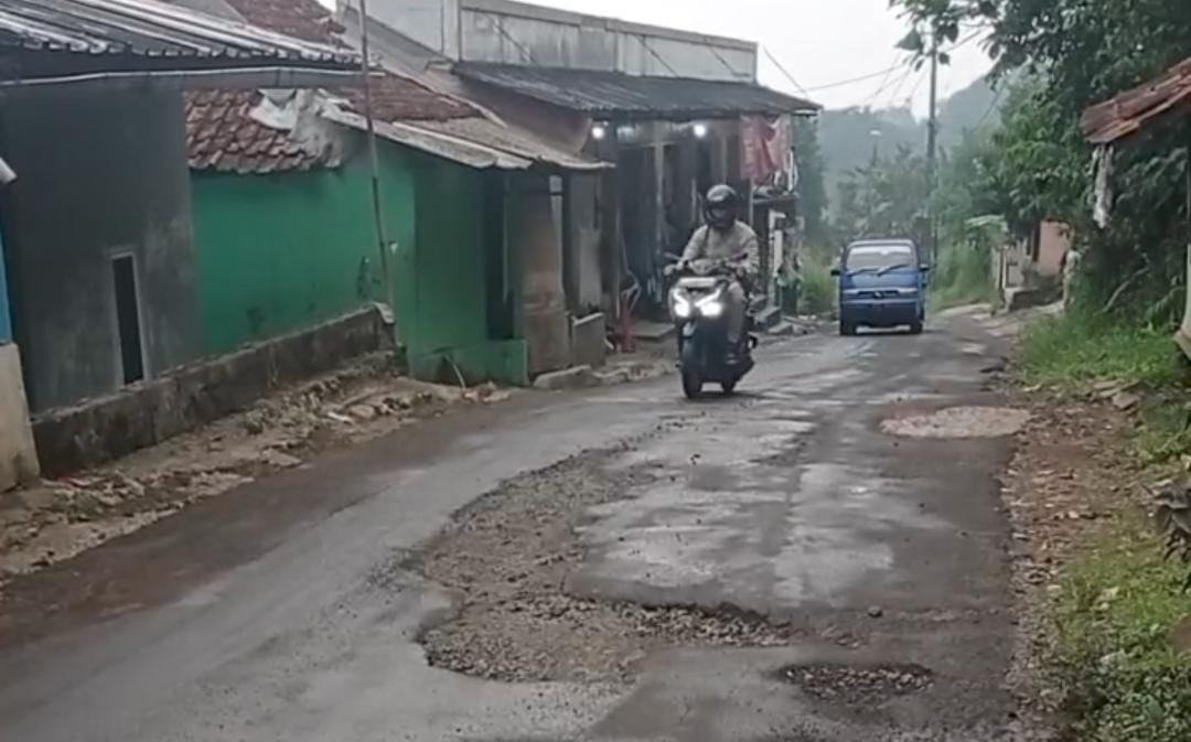 Kondisi terkini Jalan Kampung Jadipa, Desa Peutir, Kecamatan Dramaga, Kabupaten Bogor, Kamis 25 September 2025.
