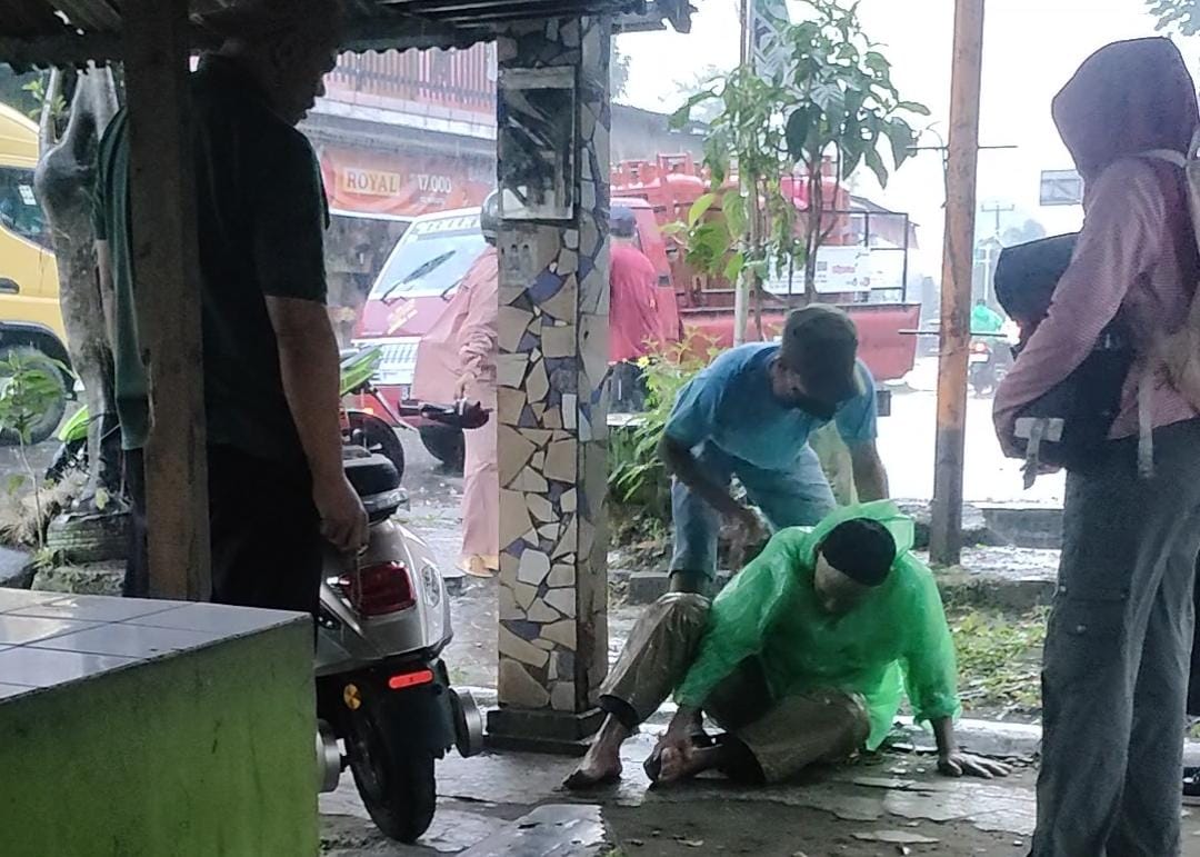 Kecelakaan di pertigaan Jalan Raya Tapos Jumat 26 September 2025.