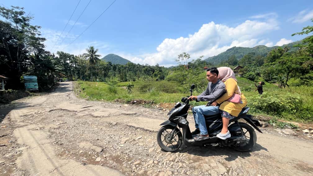 Kondisi Jalan Cibadak, Kecamatan Sukamakmur yang rusak parah.