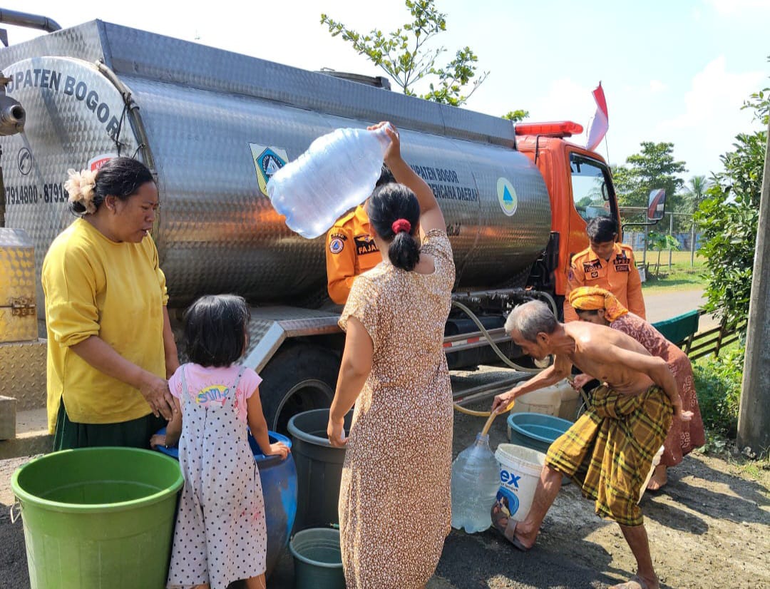 Warga sedang antre air bersih dari BPBD Kabupaten Bogor. Kekeringan juga melanda wilayah Tenjo.