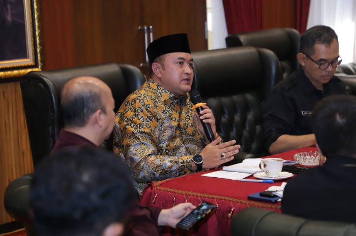 Bupati Bogor Rudy Susmanto saat membahas percepatan penanganan rumah tidak layak huni (Rutilahu)