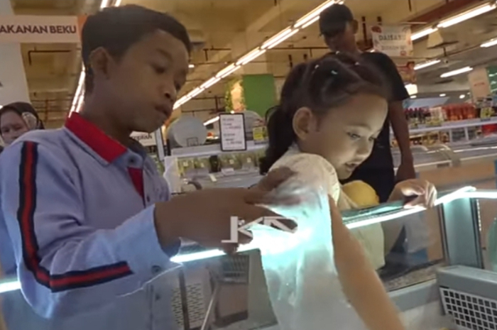 Momen Ni Hyang putri bungsu Gubernur Jawa Barat Dedi Mulyadi berbelanja.