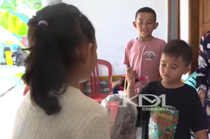 Putri&nbsp;Gubernur Jawa Barat Dedi Mulyadi Ni Hyang menyerahkan bantuan&nbsp;untuk&nbsp;keperluan tahlil Almarhum ibunda Idan.