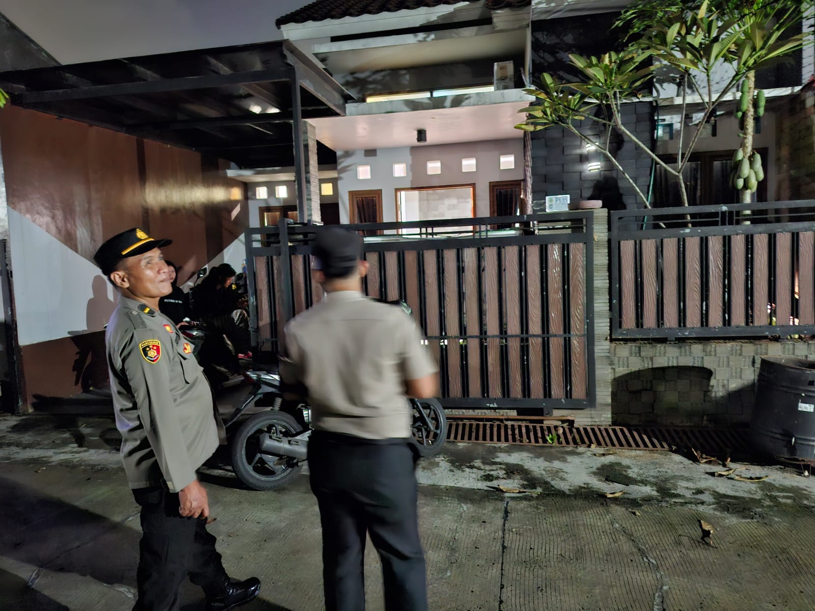 Polisi lakukan olah TKP pencurian emas 110 gram di Kota Depok.