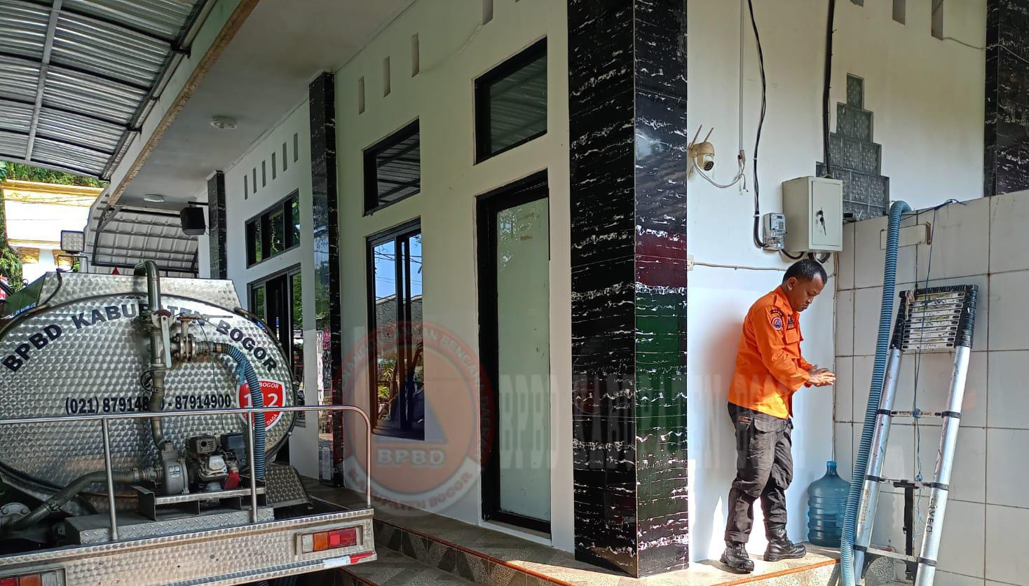 Petugas BPBD Kabupaten Bogor saat mendistribusikan air bersih di SMPN 2 Citeureup.