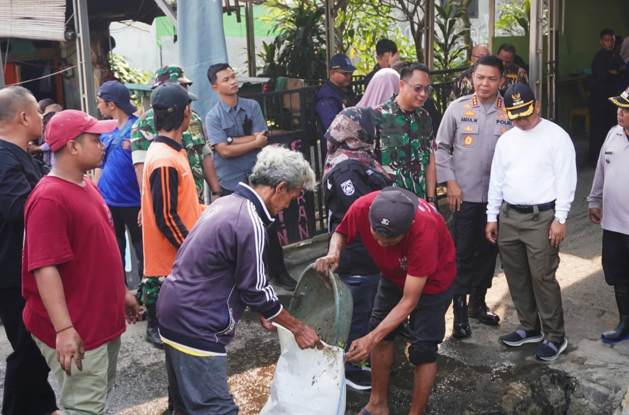 Kegiatan karya bakti skala besar dan bakti sosial dalam rangka memperingati HUT ke-80 TNI di Pasar Kemirimuka,&nbsp;Beji, Kota&nbsp;Depok.