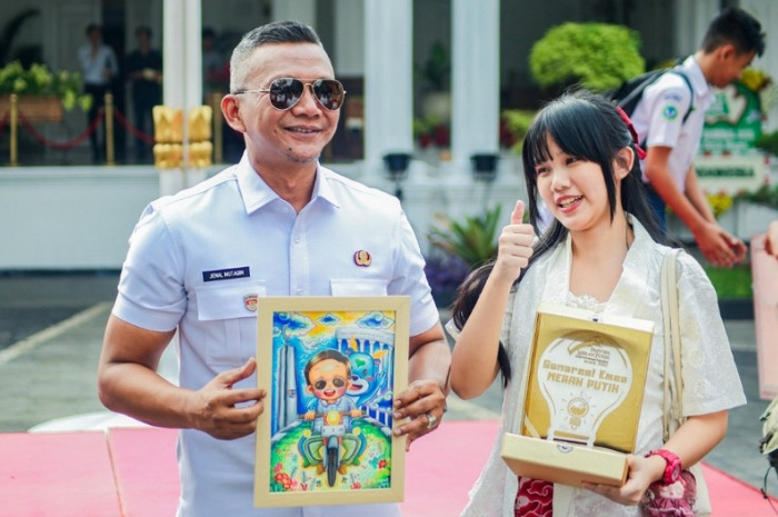 Wakil Wali Kota Bogor Jenal Mutaqin bersama dengan salah satu Pengibar Bendera.