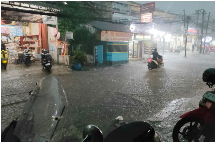 Jalan Raya Jakarta Bogor yang tergenang banjir Jumat petang 26 September 2025.