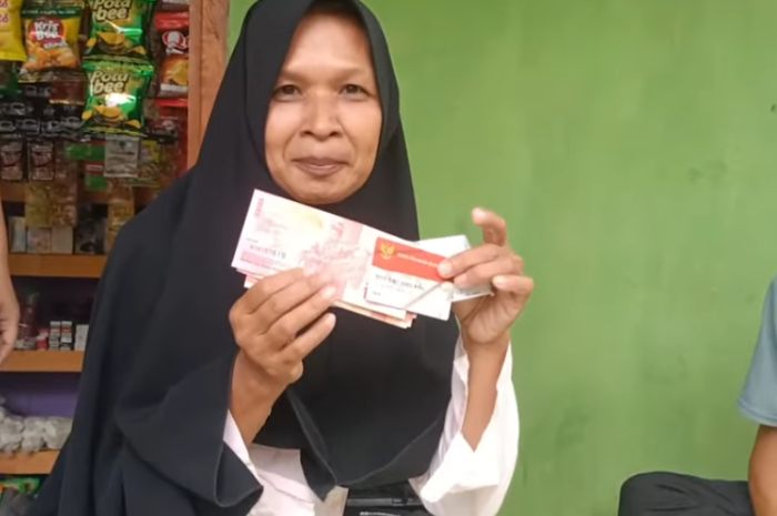 Ilustrasi KPM yang sudah mengambil dana bansos menggunakan kartu KKS merah putih.&nbsp;