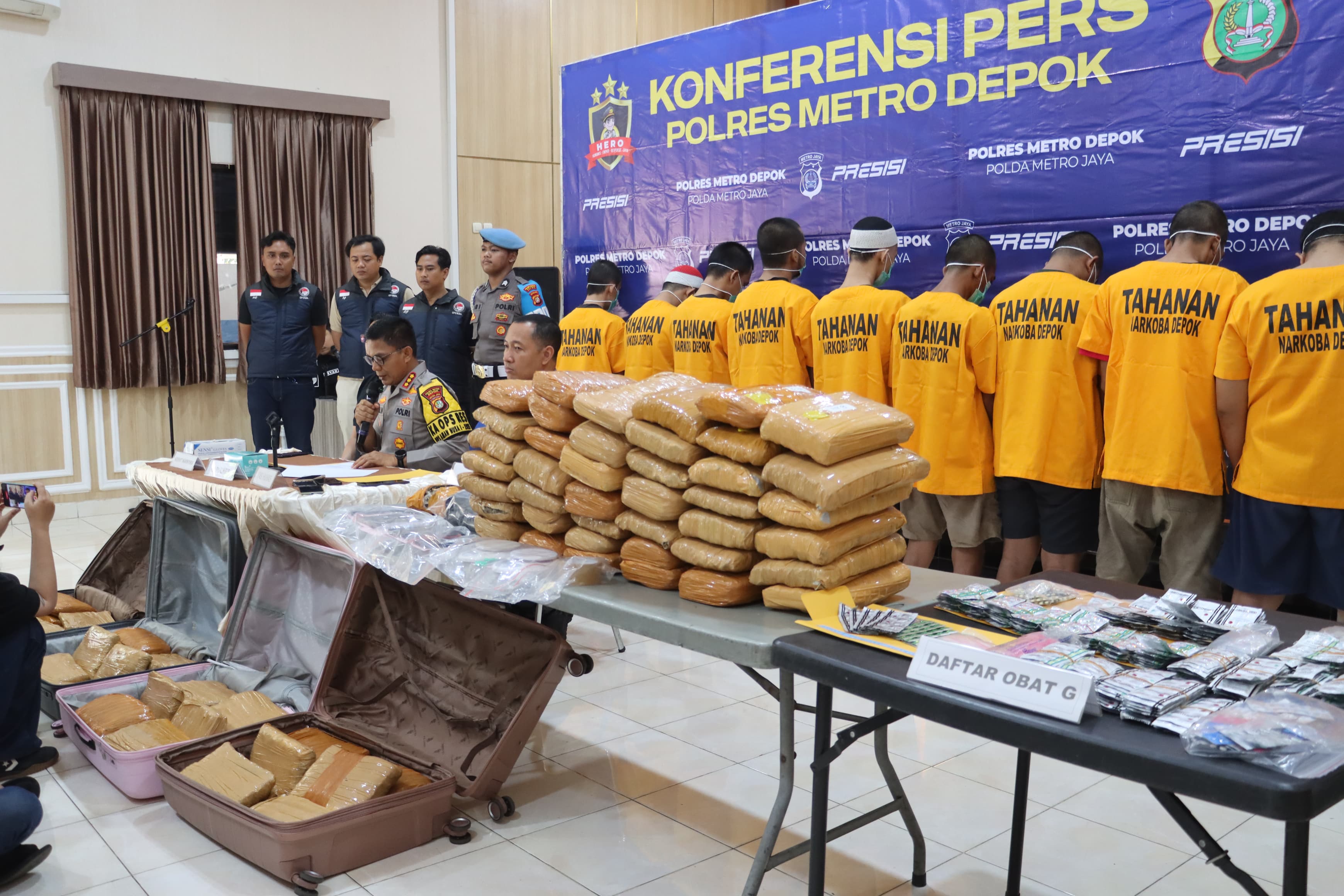 Konferensi pers Polres Metro Depok pengungkapan bandar narkoba jenis ganja.