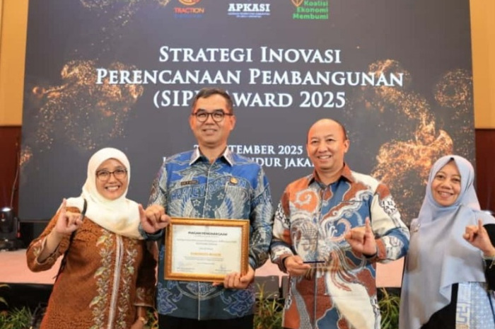 Sekda Kabupaten Bogor Ajat Rochmat Jatnika mewakili Pemkab Bogor menerima penghargaan SIPP Awards 2025.