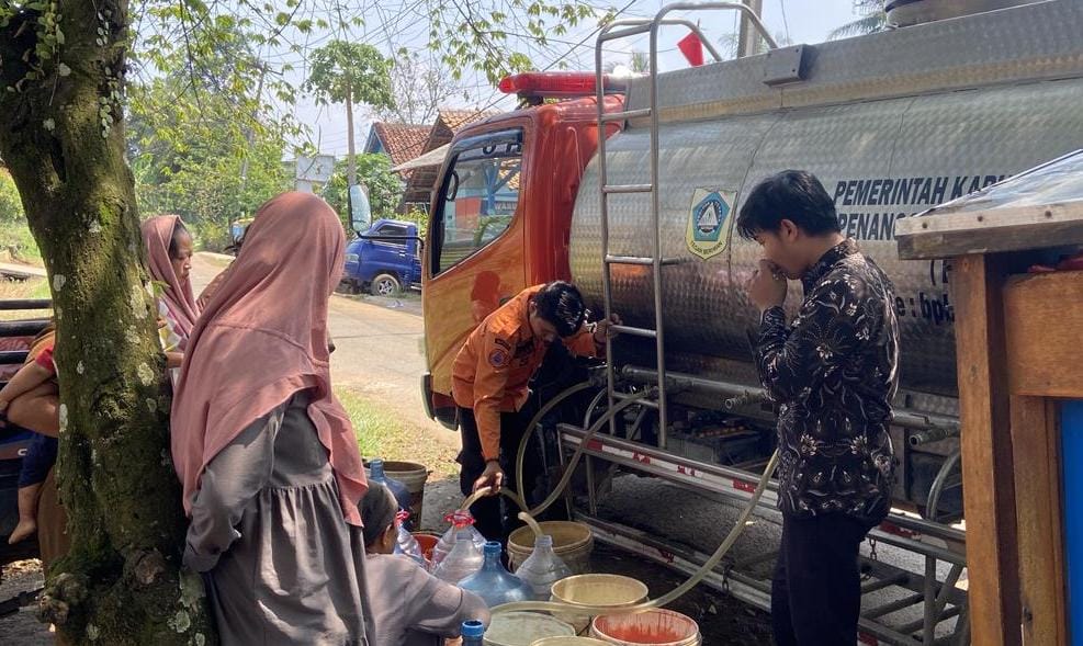 BPBD Kabupaten Bogor distribusikan air bersih di Desa Tapos, Kecamatan Tenjolaya, Kabupaten Bogor.