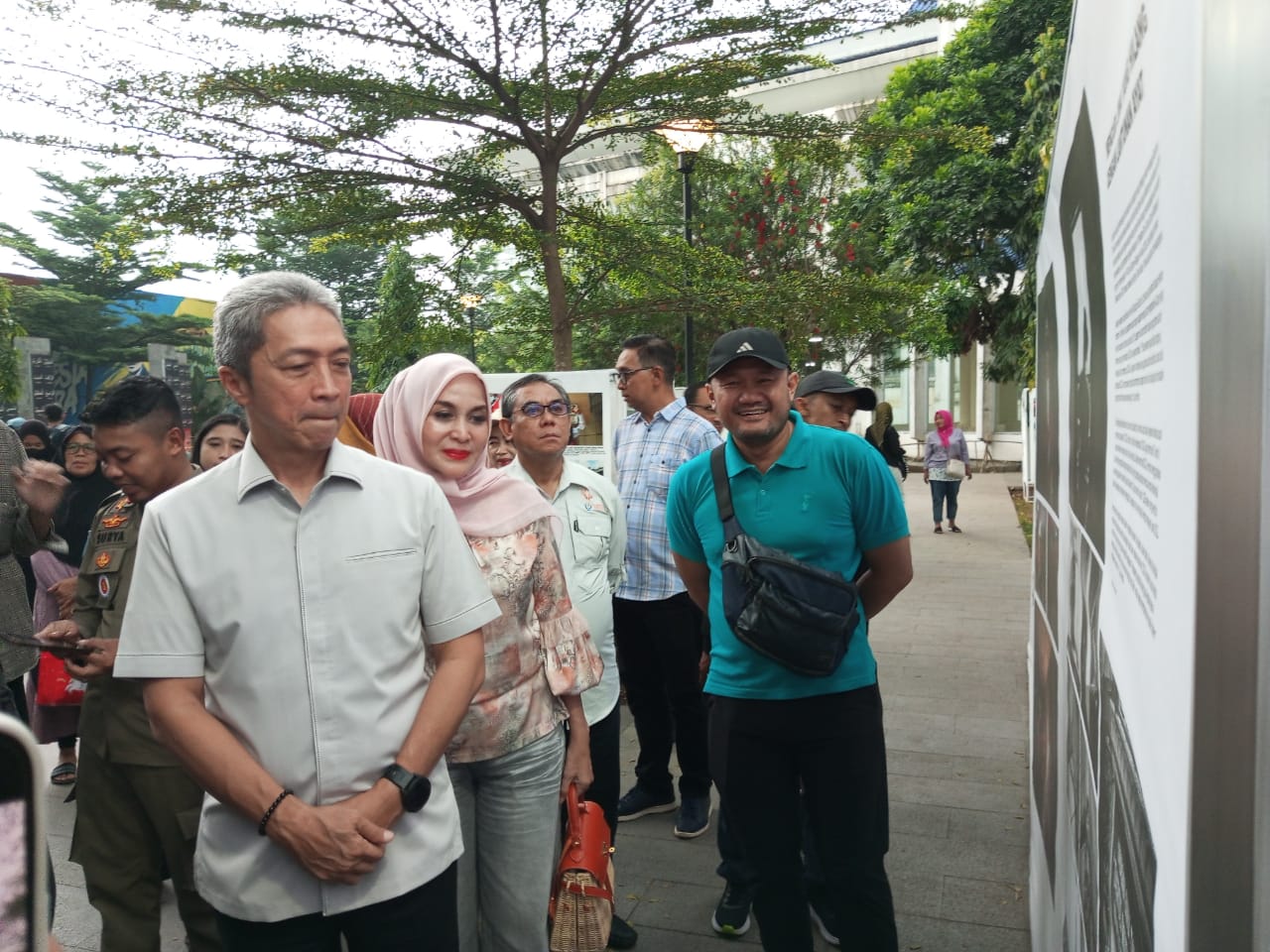 Wali Kota Bogor, Dedie A Rachim bersama istrinya menghadiri Pameran Foto Satu Dekade Pewarta Foto Indonesia (PFI).