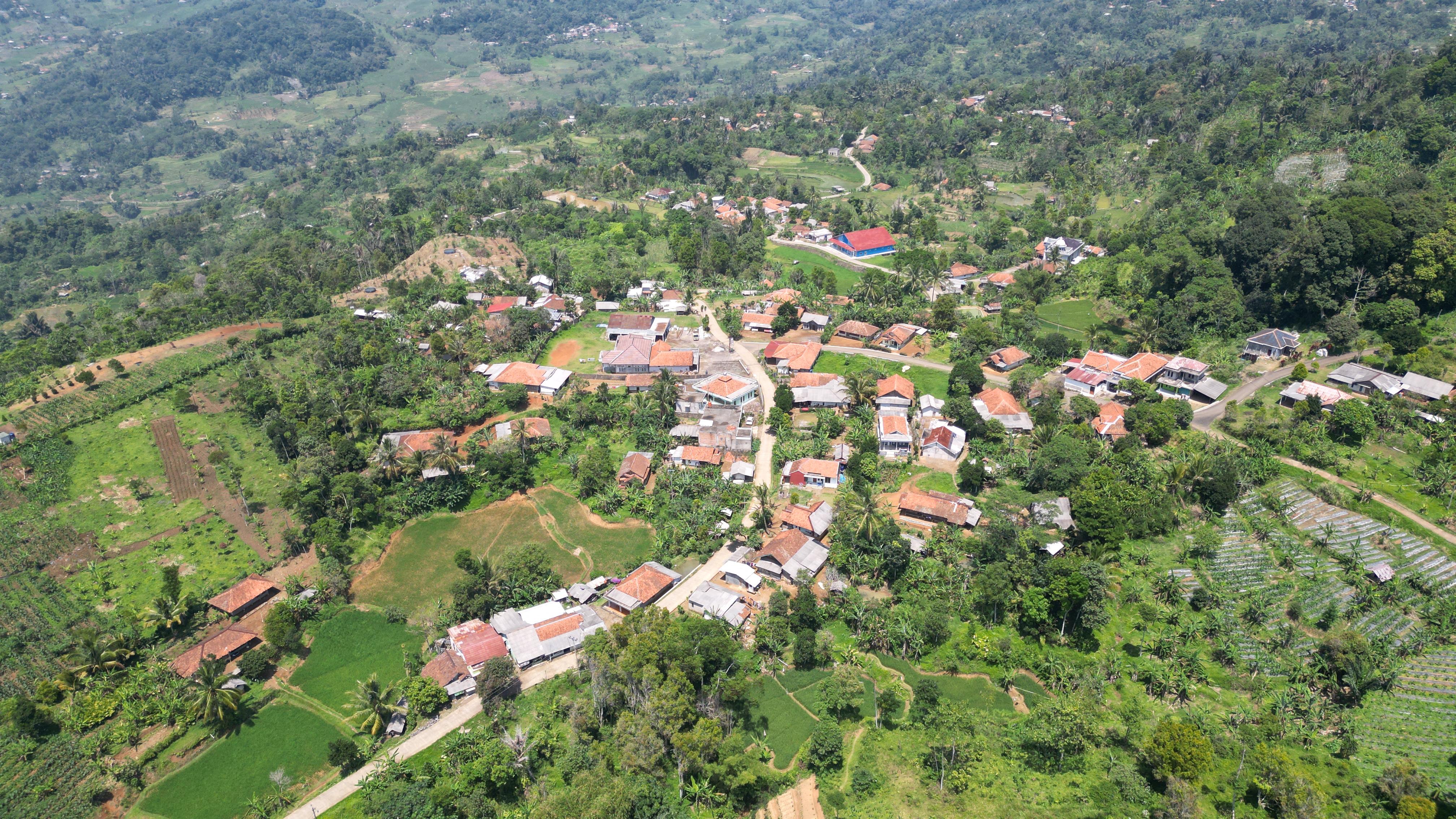 Pantauan Radar Bogor suasana Desa sukawangi yang di Klaim menjadi kawasan hutan oleh Perhutani.