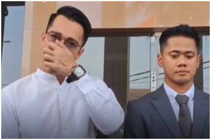 Potret Eza Gionino saat diwawancarai wartawan usai sidang mediasi.