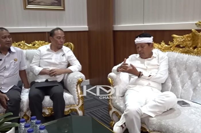 Gubernur Jawa Barat, Dedi Mulyadi berdialog dengan pejabat Pemprov Jabar.