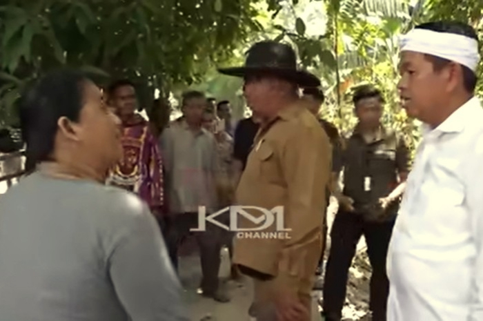 Gubernur Jawa Barat Dedi Mulyadi berdialog dengan warga yang ada di sekitar Pintu Air Sekunder Kali Malang Karawang