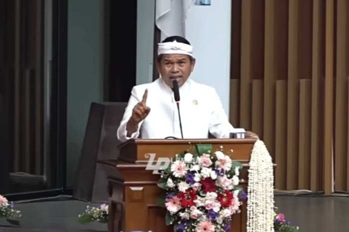 Gubernur Jawa Barat, Dedi Mulyadi, saat berpidato di acara hari jadi Bandung ke-215.