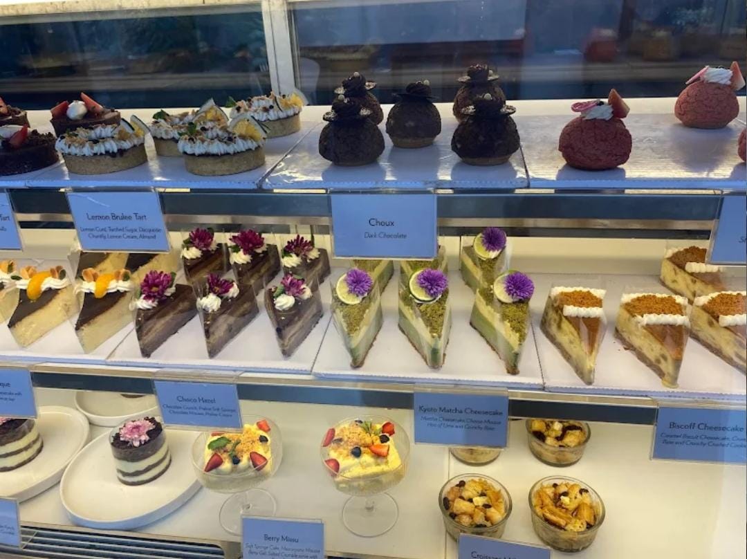 Berbagai macam varian dessert di Prouve Patisserie Baranangsiang Bogor