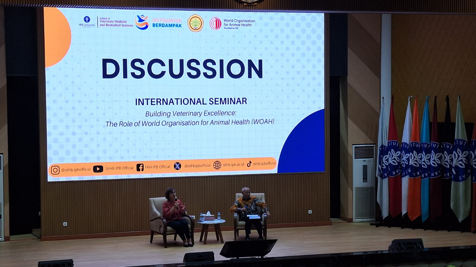 SEMINAR: Direktur Jenderal WOAH Dr. Emmanuelle Soubeyran (kiri) hadir sebagai pembicara utama dalam kegiatan Seminar Internasional di IPB University.