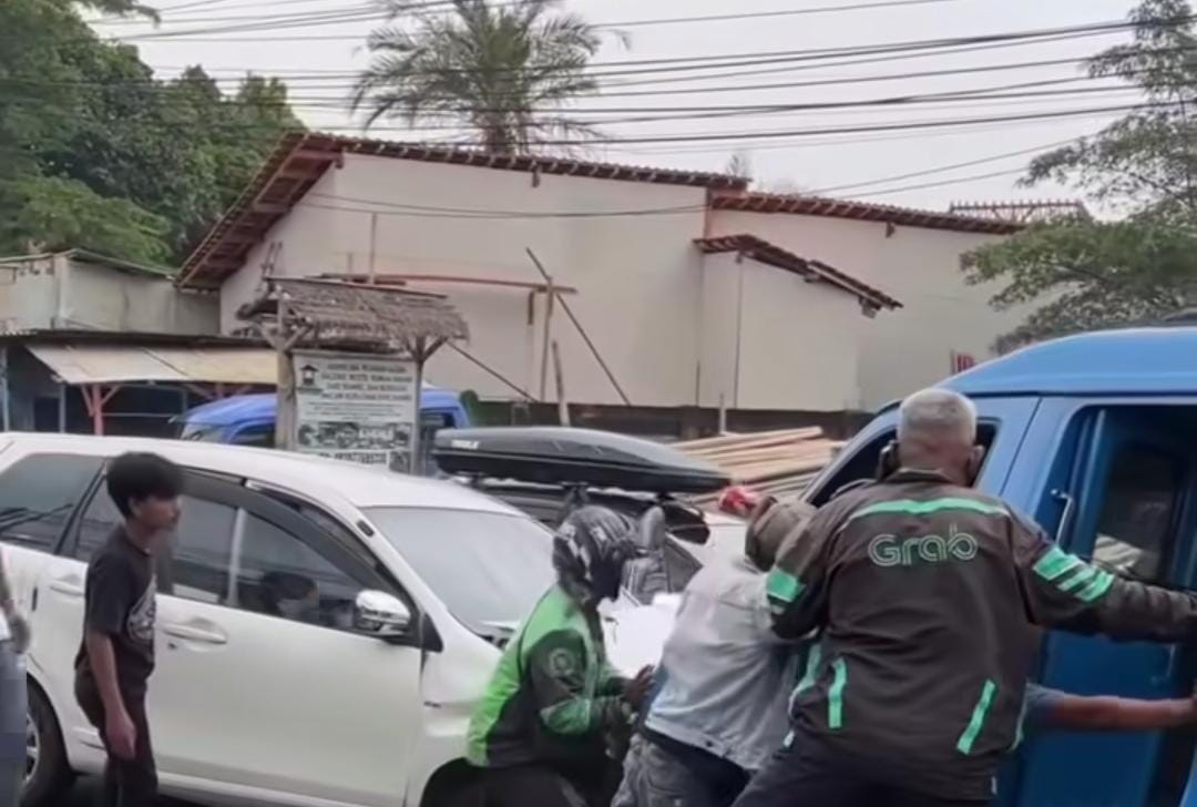 Tangkapan layar kecelakaan lalulintas terjadi di Jalan Raya Parung-Ciputat pada Sabtu 27 September 2025.