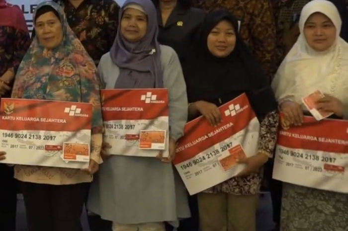 KPM bansos PKH BPNT mendapatkan KKS.