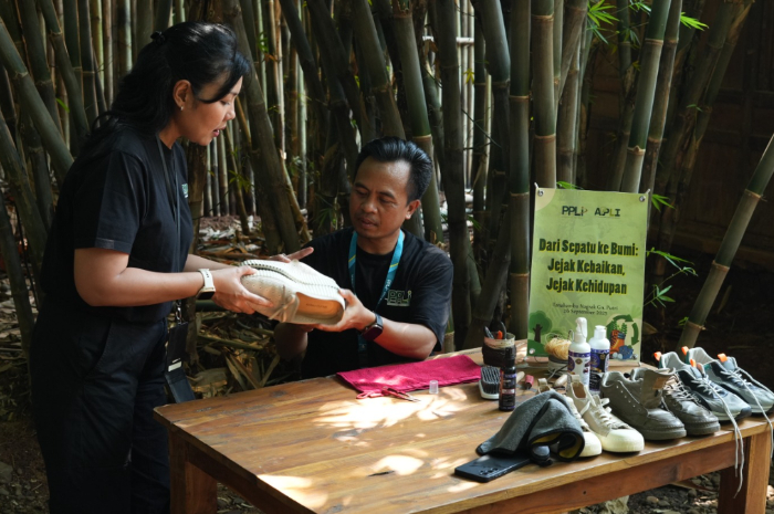 PPLI bersama AJPLI menyumbangkan sepatu layak pakai di Gunung Putri, Kabupaten Bogor.