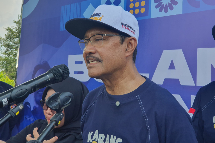 Menteri Sosial RI Saifullah Yusuf  saat menyampaikan keterangan pada kegiatan bulan bakti Karang Taruna di Alun-Alun Cirimekar, Cibinong, Kabupaten Bogor.