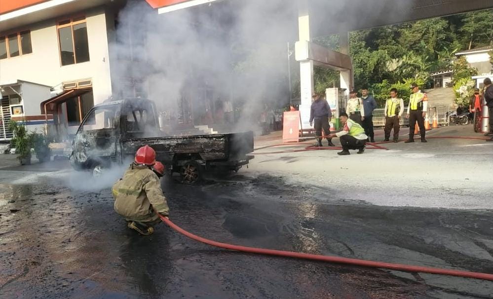 Proses pemadaman satu unit mobil pick up yang terbakar akibat korsleting listring bagian mesin di SBPU Pertamina Sentul, Kabupaten Bogor, Minggu 28 September 2025.
