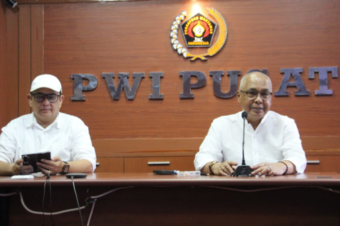 Ketua Umum PWI Pusat, Akhmad Munir (kanan) memberikan pernyataan terkait pencabutan kartu liputan istana wartawan CNN Indonesia.