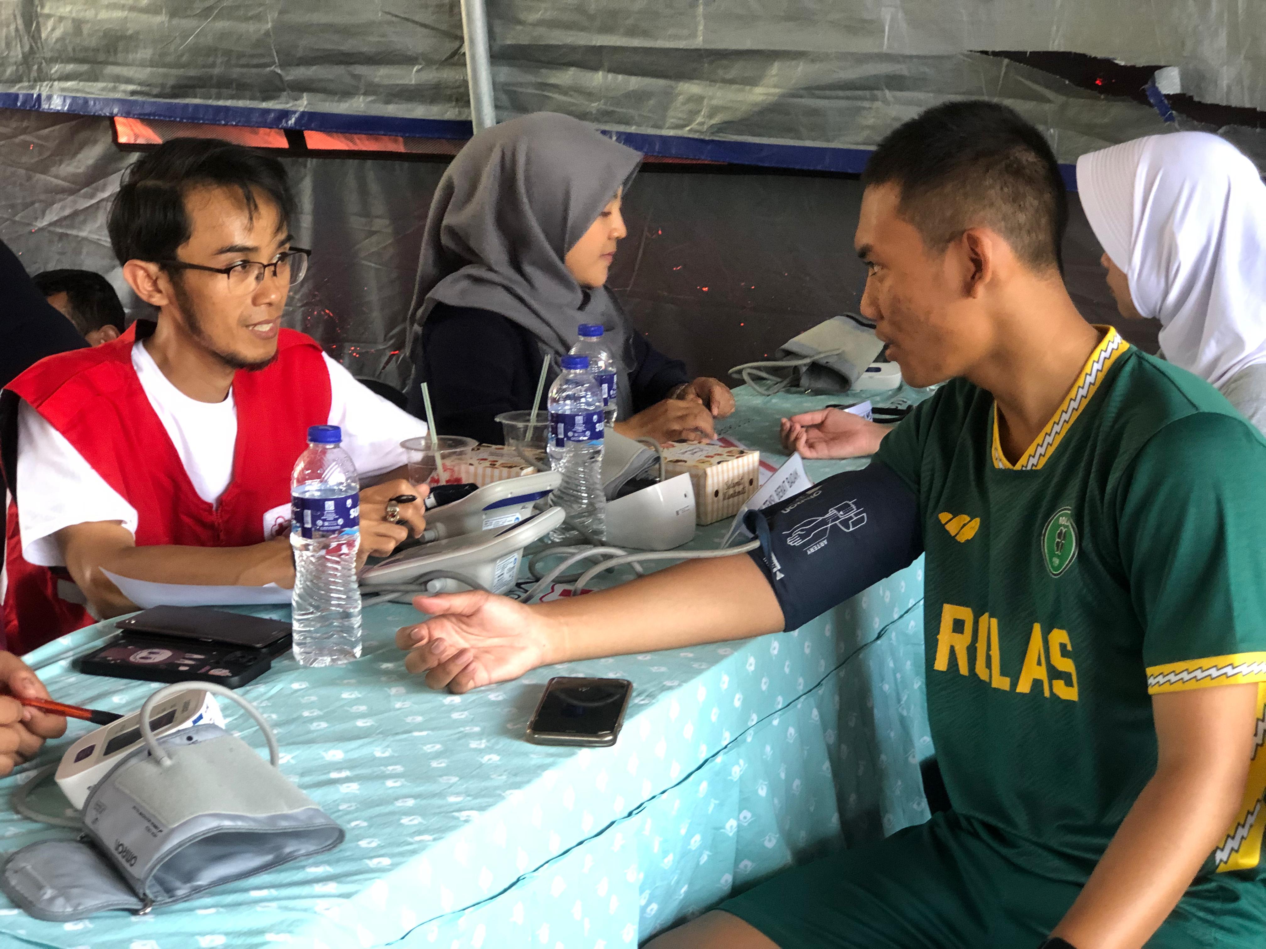 Peserta yang tengah melakukan pengecekan kesehatan gratis di Lapangan Sempur, Kota Bogor, Minggu 28 September 2025.