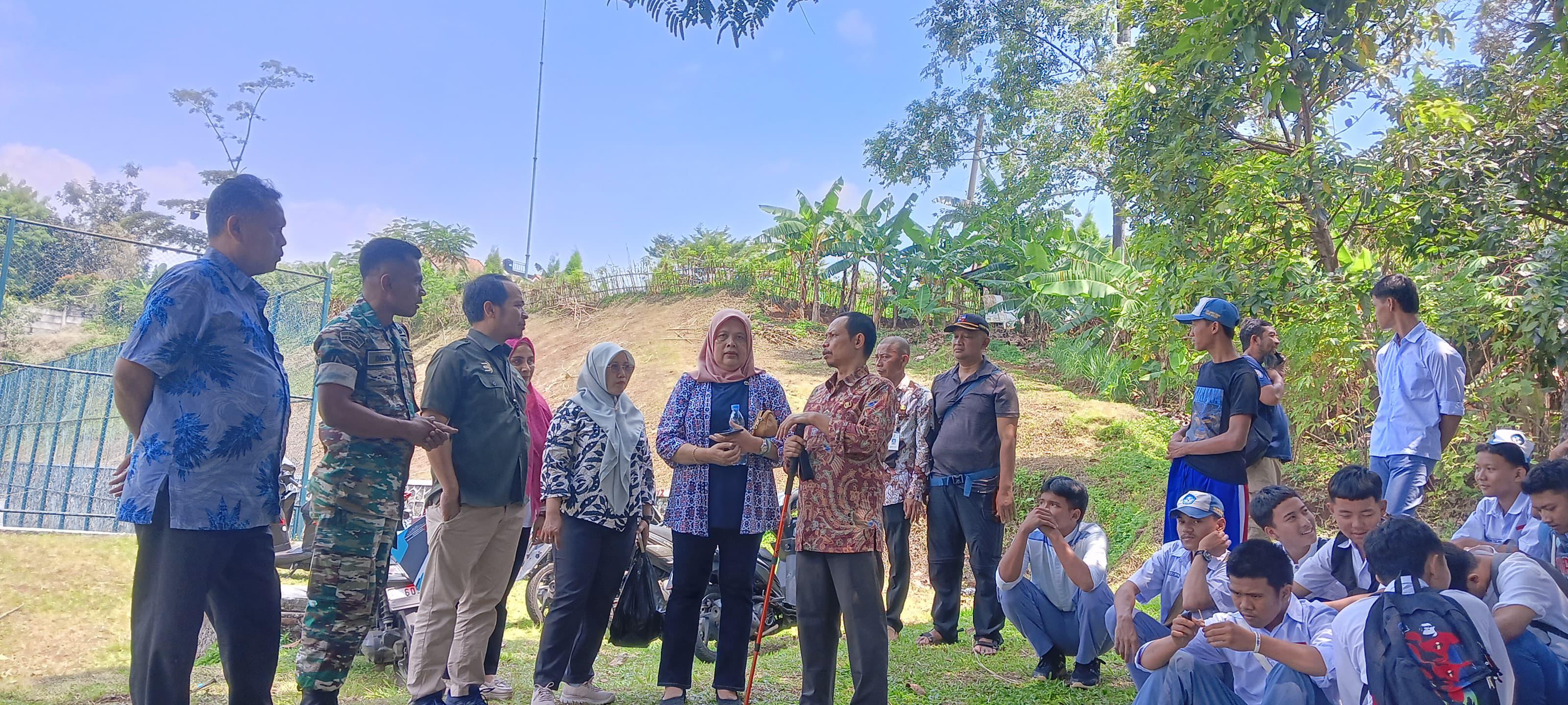 Pemkot Bogor saat meninjau tiga calon lokasi SMA atau SMK baru.
