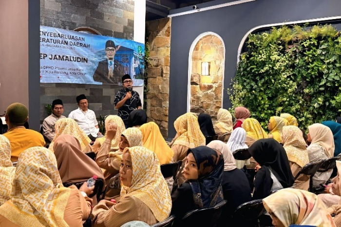 Ketua DPRD Provinsi Jawa Barat menyampaikan komitmen pemda terhadap beasiswa pesantren di depan para santri.