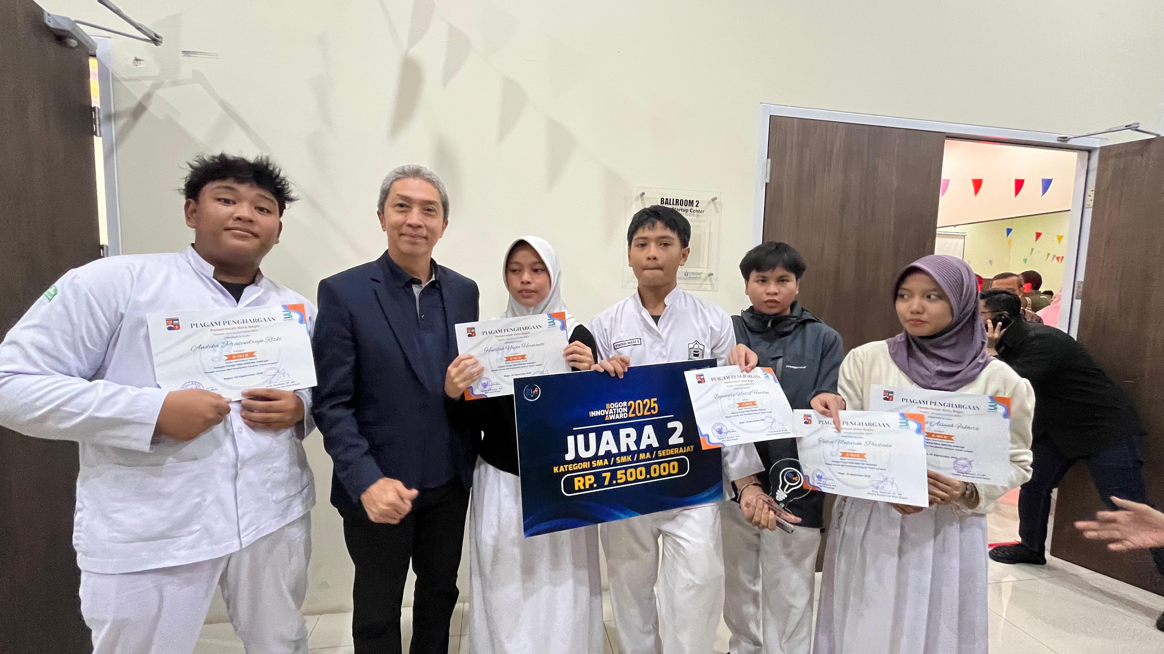 Anak-anak SMA Plus YPHB bersama Wali Kota Bogor Dedie Rachim acara pengumuman Bogor Innovation Award 2025.
