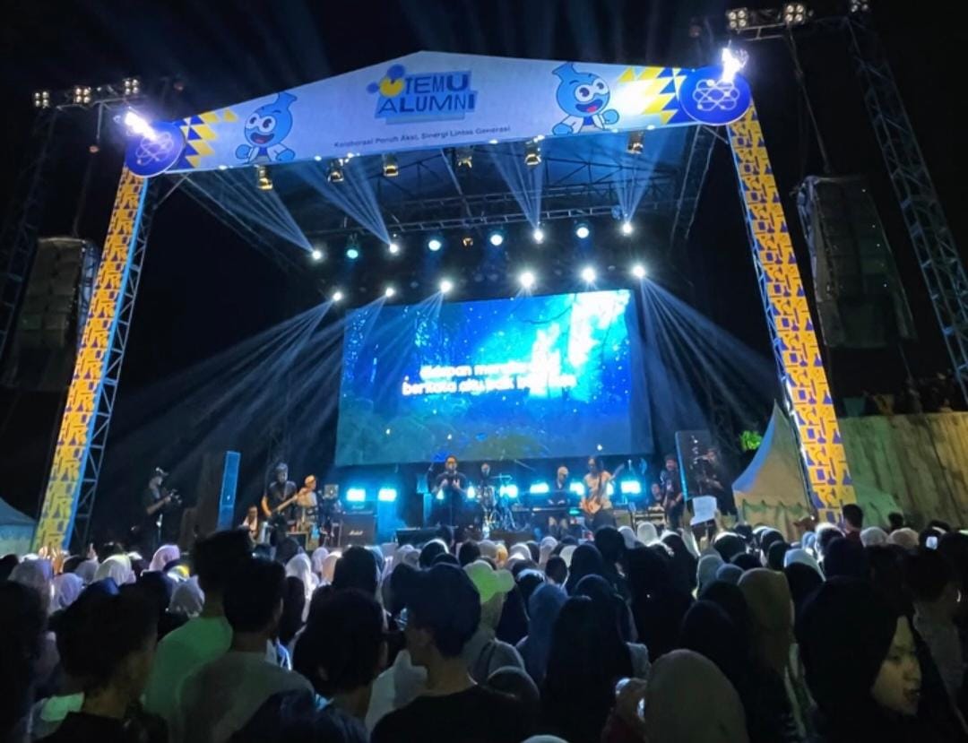 Penampilan Ada Band menutup LUSTRUM SMAKBO XV.