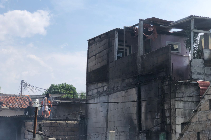 Proses pendinginan rumah yang kebarakan di Tegallega, Kecamatan Bogor Tengah, Kota Bogor.
