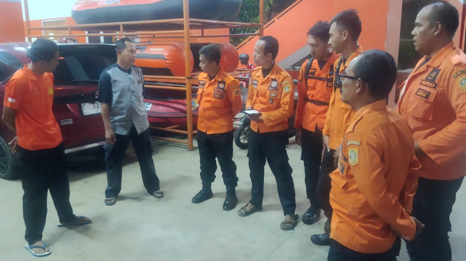 Petugas BPBD Kabupaten Bogor, saat persiapan pencarian korban hanyut di Sungai Cikaniki, Desa Cisarua, Kecamatan Nanggung.