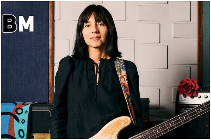 Paz Lenchantin, bassist wanita yang punya skill luar biasa.